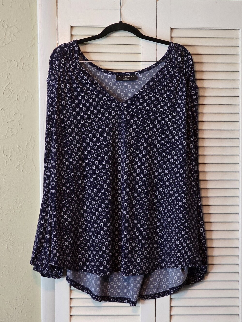 Lane Bryant Navy White Floral V-Neck Hi-Low Blouse Size 18/20 Plus